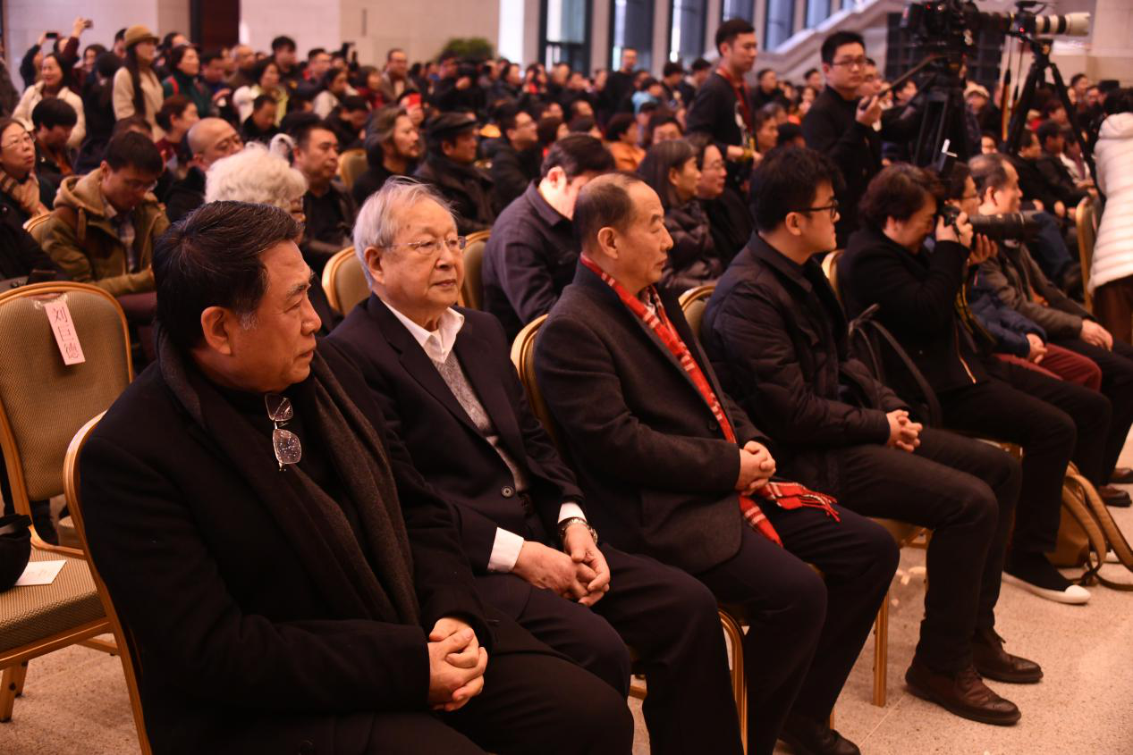 （韓玉臣與張文新老師、中國藝術研究院油畫院院長楊飛云在開幕式上）