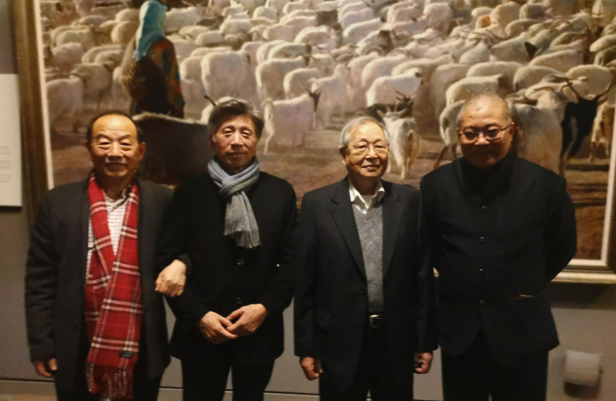 （韓玉臣與中國美術家協(xié)會主席、中央美術學院院長范迪安，張文新老師，中國美協(xié)副主席、中國美院院長許江在參展作品前合影）